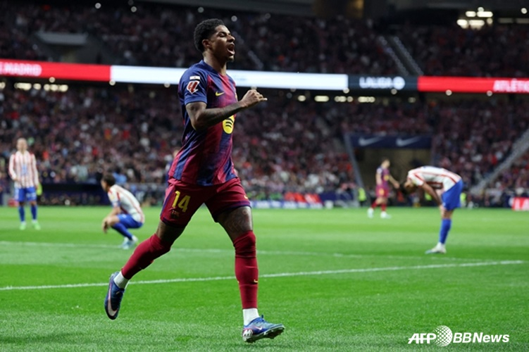 本月5日(韩国时间),在西班牙马德里利雅得大都会体育场举行的2025~26赛季西甲联赛第30轮比赛中,马库斯•拉什福特进球后高兴不已。 =法新社BBNews=新闻1。