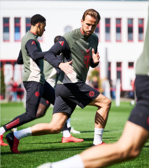 ハリー·ケインがチーム練習中にウォーミングアップをしている。 /写真=バイエルン·ミュンヘン公式SNS まとめ