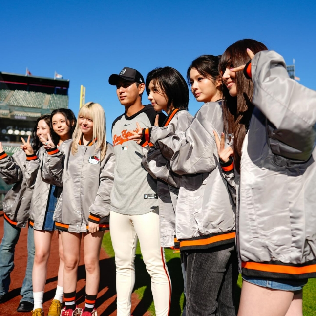 San Francisco Lee Jung-hoo (giữa) đang chụp ảnh kỷ niệm với các thành viên NMIX đến sân vận động để tổ chức tiệc chúc mừng và ném bóng khai mạc trận đấu với Philadelphia Phillies vào ngày 7. /Ảnh = SNS chính thức của San Francisco Giants