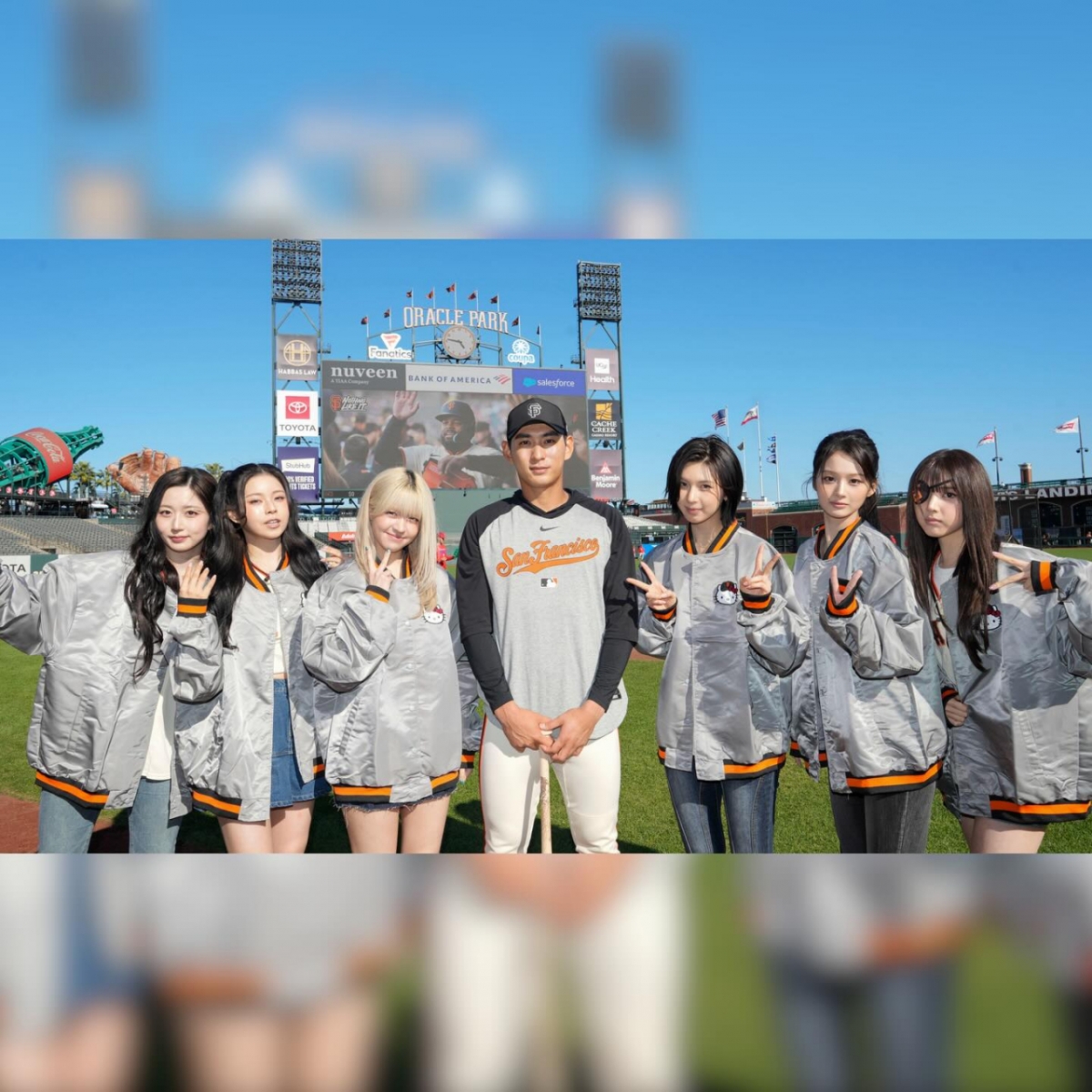 San Francisco Lee Jung-hoo (giữa) đang chụp ảnh kỷ niệm với các thành viên NMIX đến sân vận động để tổ chức tiệc chúc mừng và ném bóng khai mạc trận đấu với Philadelphia Phillies vào ngày 7. /Ảnh = SNS chính thức của San Francisco Giants