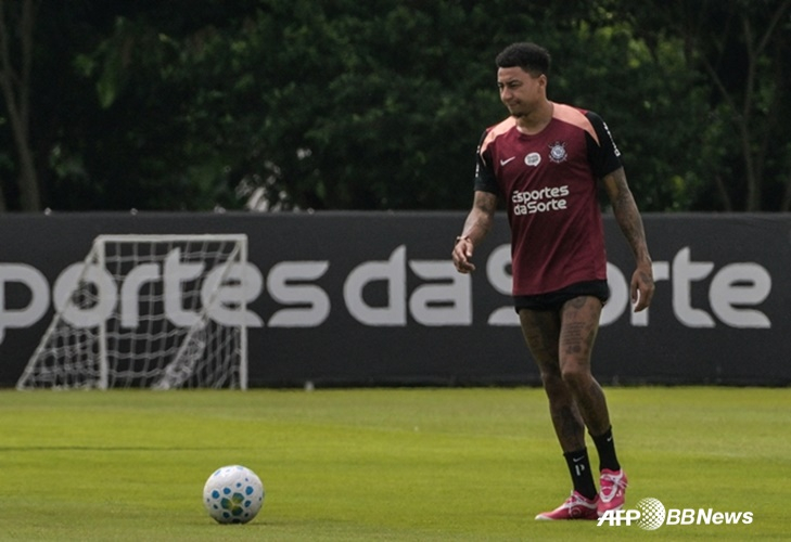 他就是科林斯前锋林加德。 =法新社BBNews=新闻1。