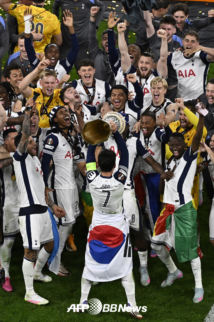 Сон Хын Мин, который носит национальный флаг Тэгыкги и проводит церемонию награждения трофеев после победы своей команды в Лиге Европы УЕФА во время "Тоттенхэма". /AFPBBNews =Новости 1