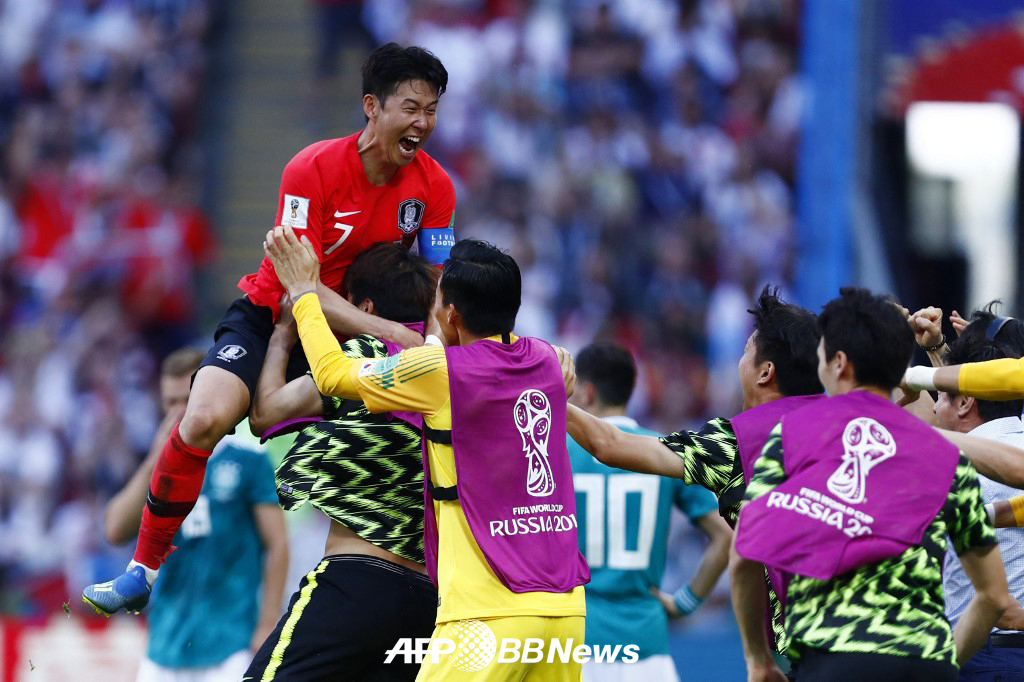 Сон Хын Мин радуется сразу после забитого мяча в матче против Германии на чемпионате мира 2018 года в России. /AFPBBNews =Новости 1