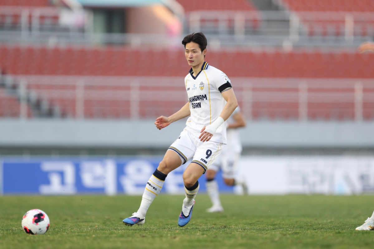 Kim Jong Min của Chungnam Asan, MVP của vòng 6 K-League 222026 của Ngân hàng Hana. /Ảnh = Liên đoàn bóng đá chuyên nghiệp Hàn Quốc cung cấp
