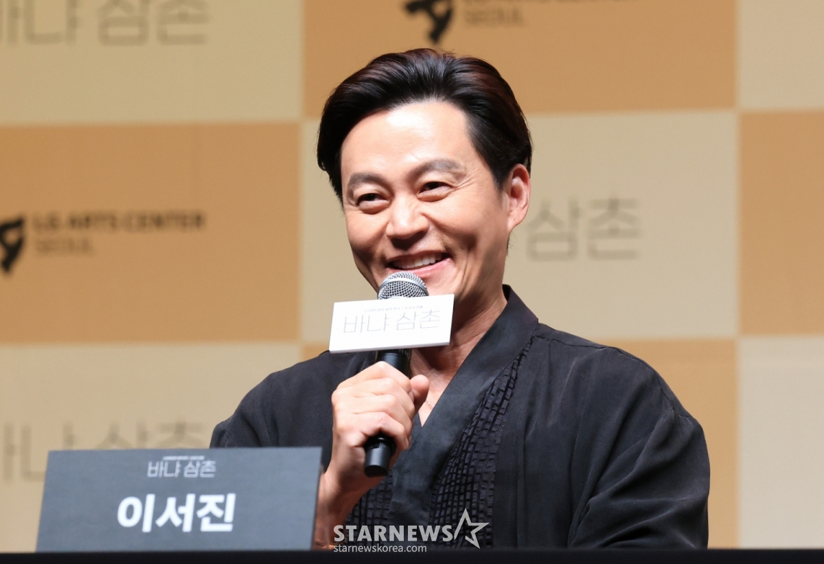 (Seoul = News 1) Phóng viên Lim Se Young = Diễn viên Lee Seo Jin đang phát biểu tại buổi họp báo ra mắt vở kịch 'Chú Banya' được tổ chức tại Seoul Trung tâm nghệ thuật LG ở Magok-dong, Gangseo-gu, Seoul vào ngày 7.  Vở kịch 'Chú Banya' sẽ được biểu diễn tại Signature Hall Seoul của Trung tâm nghệ thuật LG ở Gangseo-gu, Seoul từ ngày 7 tháng 5 đến ngày 31 tháng 5.  2026.4.7/Tin tức 1 Copyright © Tin tức 1. All rights reserved. Cấm sử dụng AI học và phát tán trái phép. /Ảnh = (Seoul = News 1) Phóng viên Lim Se Young