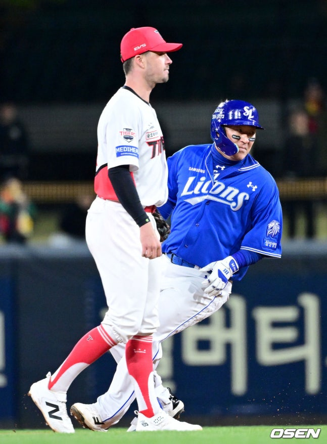 Чхве Хён У сделал двойной в 8-м иннинге.