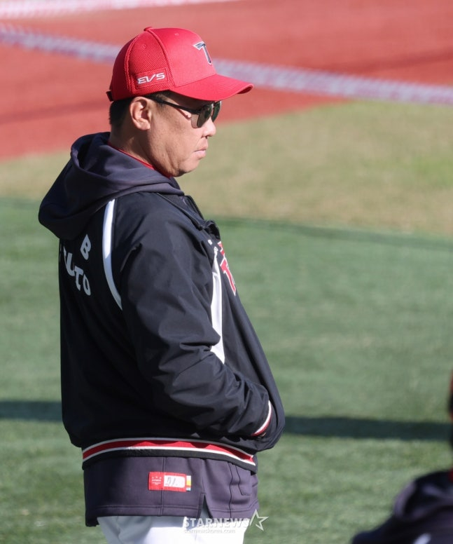 Тренер Ли Бом Хо следит за тренировками. /Фото = Ожидание Ким Чжин Гёна 