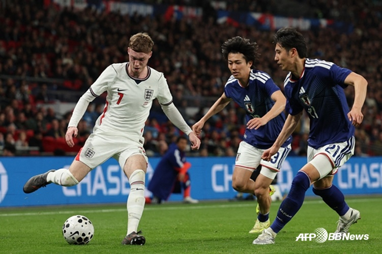 Cole Palmer (trái) đang thử đá. /AFPBBNews = Tin tức 1