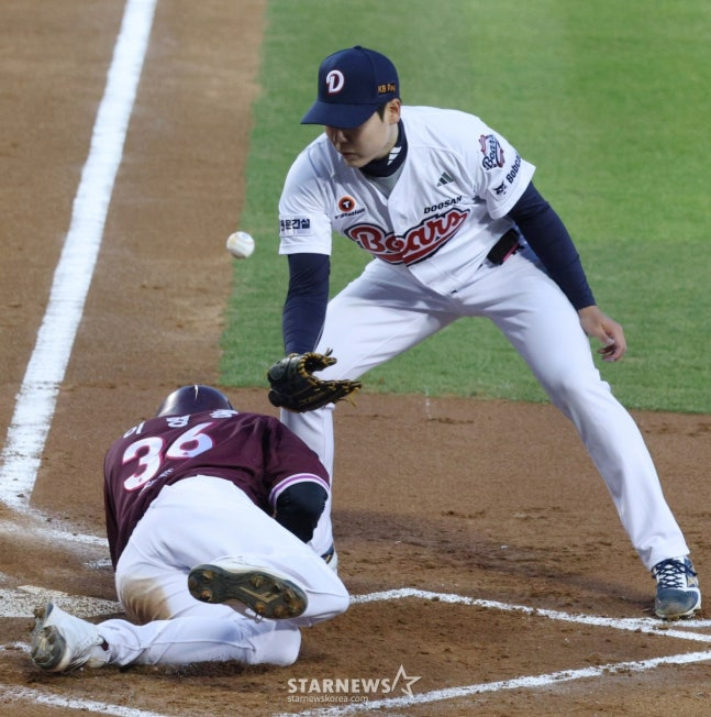 Kiwoom Lee Hyung-jong (below) is safe by running from second base to home in the top of the second inning against Doosan on the 7th. Above, Doosan pitcher Choi Seung-yong. /Photo = Senior Reporter Kim Jin-kyung