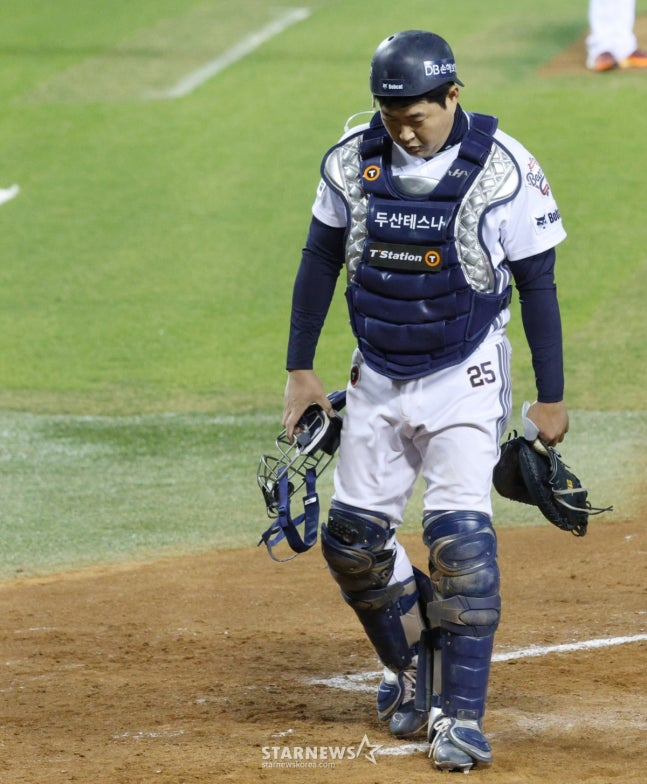 Doosan catcher Yang Eui-ji is shaking his head after allowing Lee Hyung-jong to score at the top of the sixth inning of the Kiwoom. /Photo = Senior Reporter Kim Jin-kyung