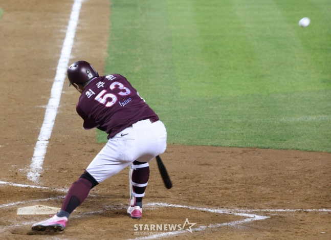Kiwoom Choi Joo-hwan is hitting a sacrifice fly in the top of the seventh inning. /Photo = Senior Reporter Kim Jin-kyung