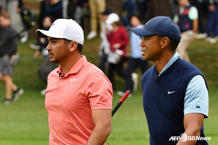 Jason Day (left) and Tiger Woods. /AFPBBNews=News1