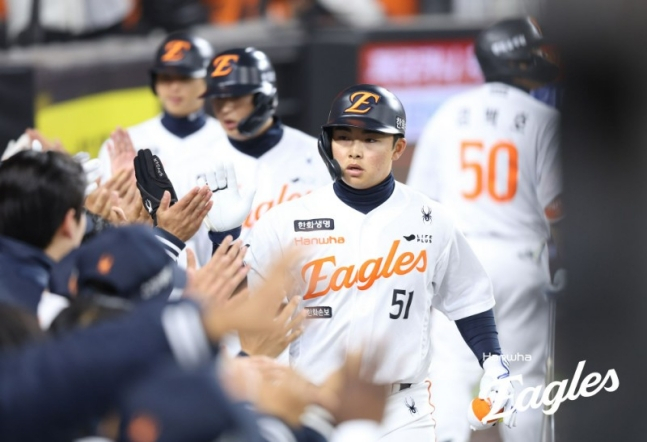 ハンファ·イーグルスのムン·ヒョンビン（中央）。 /写真=ハンファ·イーグルス提供