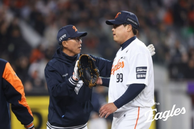 ハンファの柳賢振（リュ·ヒョンジン、右）投手が1日、KT戦で投球を終えてダッグアウトに向かっている。 /写真=ハンファ·イーグルス提供