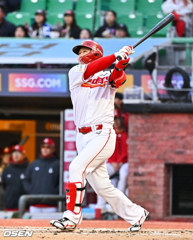Choi Jung hits his 520th home run against Ryu Hyun-jin in the bottom of the first inning.