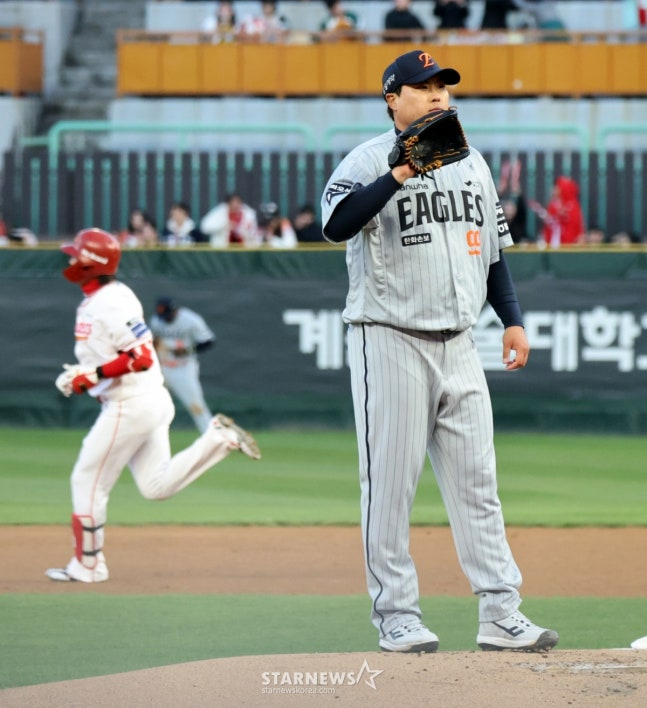 Hanwha Eagles' Ryu Hyun-jin is regretful after hitting a two-run home run by Choi Jung in the bottom of the first inning against SSG Landers on the 7th. /Photo = Senior Reporter Kang Young-jo
