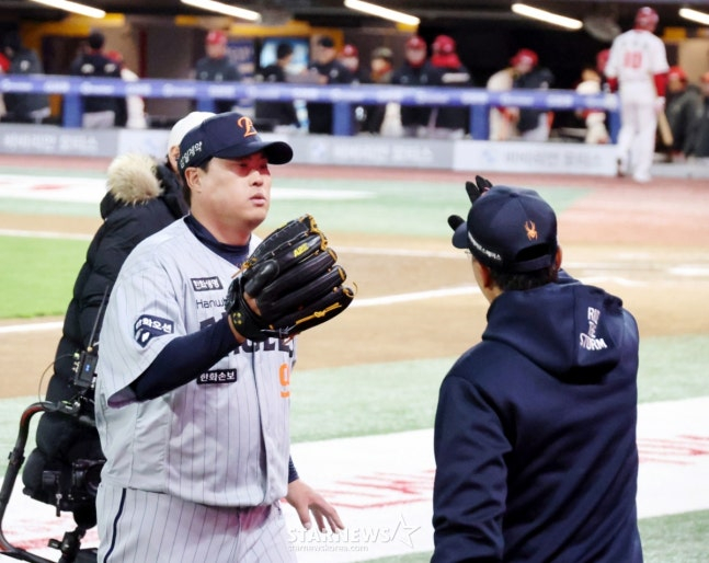 Hanwha Eagles Ryu Hyun-jin (left) starts the 2026 KBO League SSG Landers at SSG Landers Field in Incheon on the 7th and is coming into the dugout welcomed by the coaching staff after five innings. /Photo = Senior Reporter Kang Young-jo