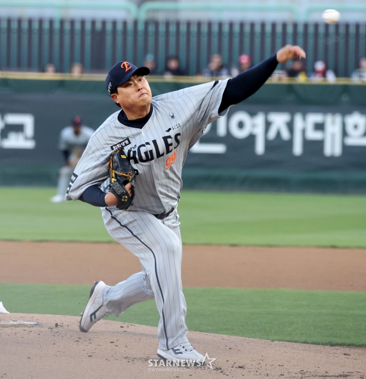 Hanwha Eagles' Ryu Hyun-jin is pitching hard in an away game against the SSG Landers in the 2026 KBO League at SSG Landers Field in Incheon on the 7th. /Photo = Senior Reporter Kang Young-jo