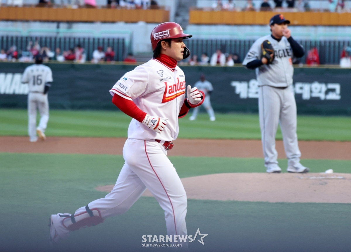 SSG Landers Choi Jung (left) hits a two-run home run in the bottom of the first inning against the Hanwha Eagles in the 2026 Shinhan SOL KBO League at SSG Landers Field in Incheon on the 7th. /Photo = Senior Reporter Kang Young-jo