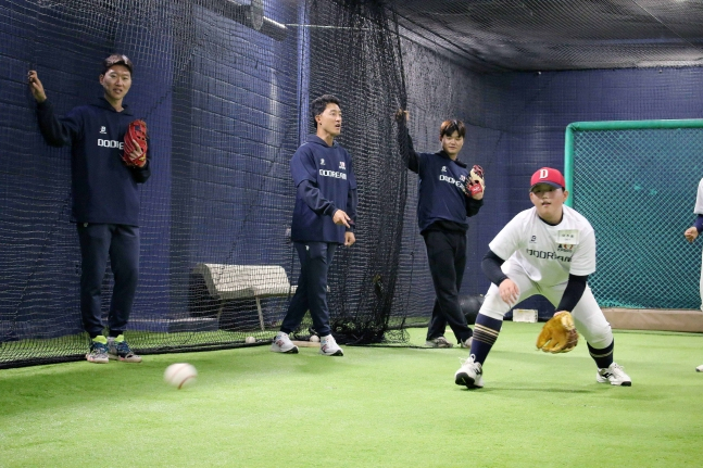 ロッテ選手たちが6日、幼少年野球クリニック「ドゥドゥリム」で幼少年選手たちを指導している。 /写真=韓国プロ野球選手協会提供