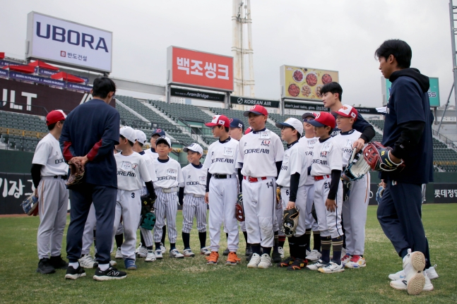 ロッテの選手たちが6日、釜山社稷（プサン·サジク）球場で幼少年選手たちを指導している。 /写真=韓国プロ野球選手協会提供