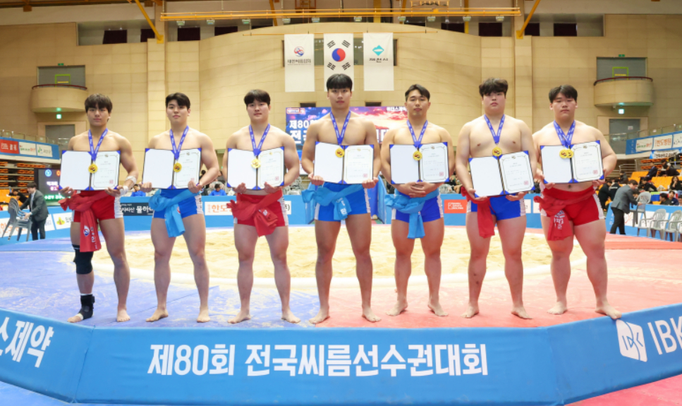 Ким Хён У (Университет Ханлим), Ли Ён Су (Ульсан), Кан Джунсу (Университет Кёнги), Пак Джу Хван (Ульсан), Ким Мин Гю (Университет Донга), Чон Мингю (Университет Ённам) и Ли Хёк Джун (Университет Инха), которые заняли первое место в индивидуальных соревнованиях по спортивной борьбе, держали медали. /Фото = Предоставлено Корейской ассоциацией реслинга.