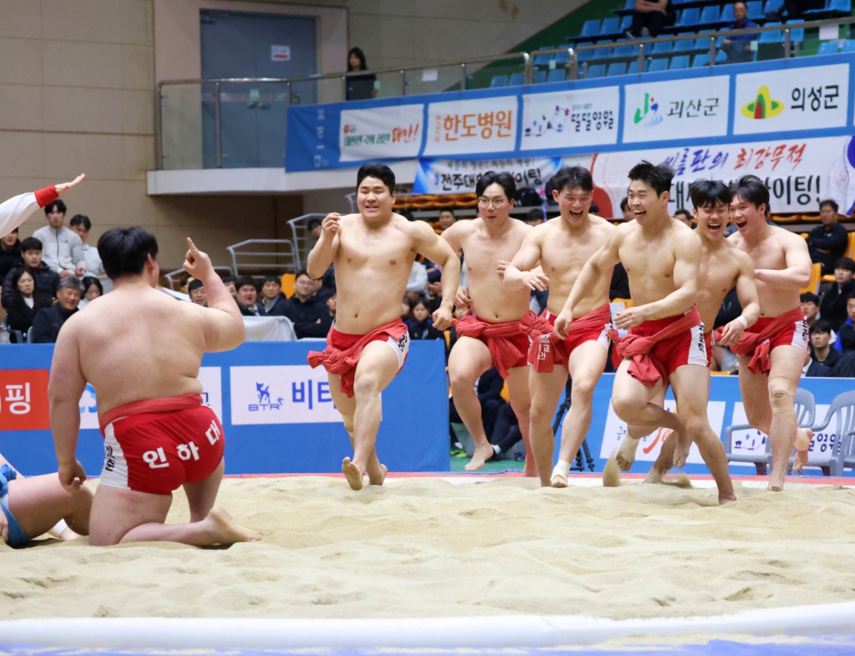 Университет Инха (город Инчхон), выигравший командный чемпионат, радуется вместе с ним после подтверждения победы. /Фото = Предоставлено Корейской ассоциацией реслинга.