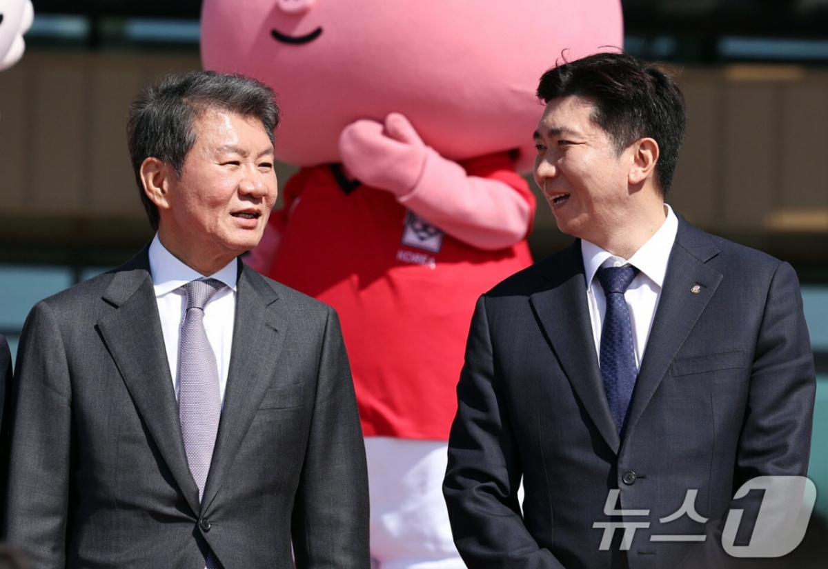 Чон Мон Гю (слева) и Ю Сын Мин, президент Корейской футбольной ассоциации. /Фото = Новости 1