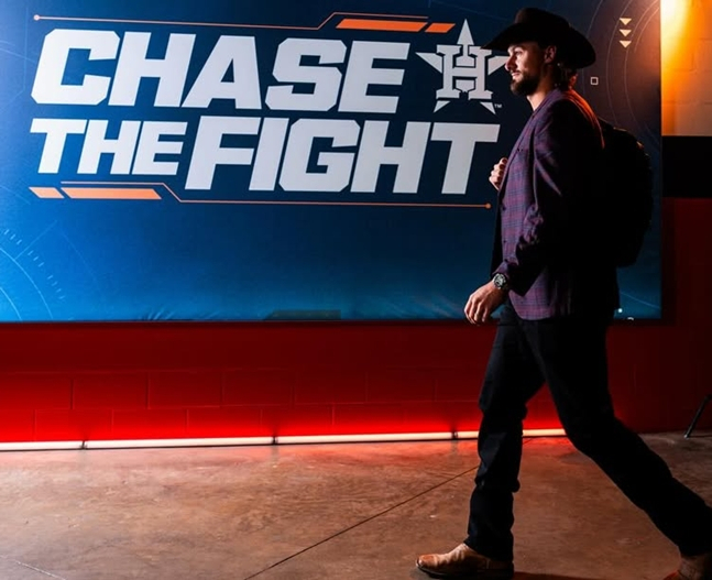 Weiss on his way to work. /Photo = TWICE's official SNS