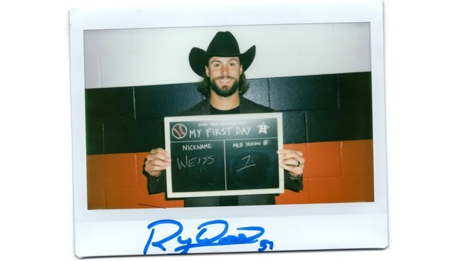 Weiss on his way to work. /Photo = TWICE's official SNS