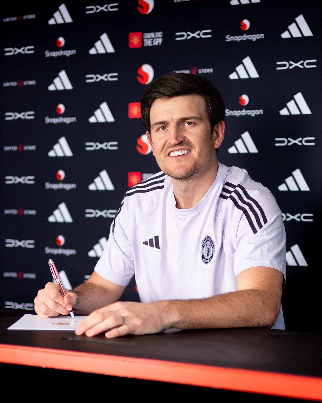 Harry Maguire smiles at the camera while renewing his contract with Manchester United. /Photo = Manchester United Official Social Network Service (SNS)