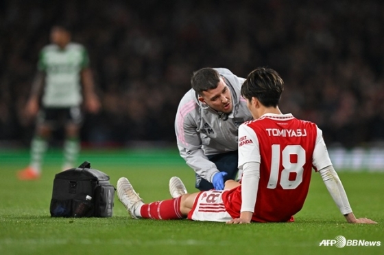 图为因伤病倒的阿森纳后卫多米安•武广。 =法新社BBNews=新闻1。