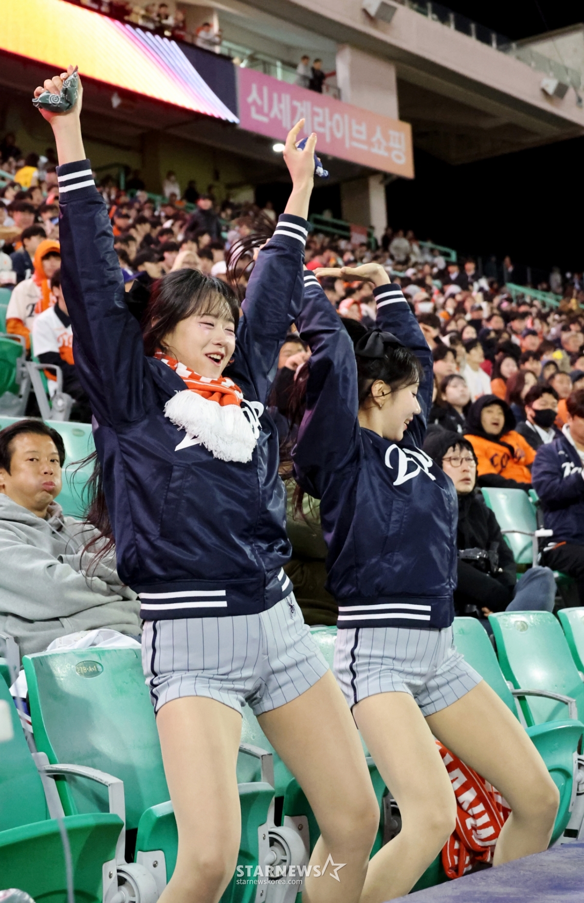 [포토]'아웃송은 너무 신나!' 한치 이호은