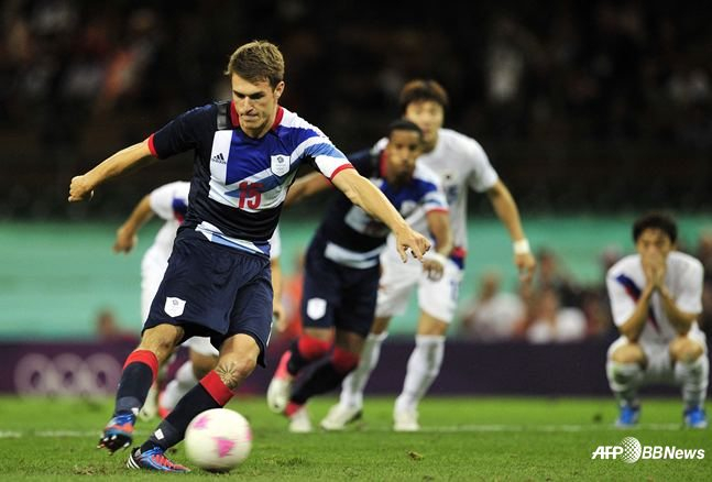 Аарон Рэмси пытается получить пенальти во время матча против олимпийской сборной Южной Кореи по футболу, возглавляемой тренером Хон Мён Бо, в четвертьфинале Олимпийских игр 2012 года в Лондоне. /AFPBBNews =Новости 1