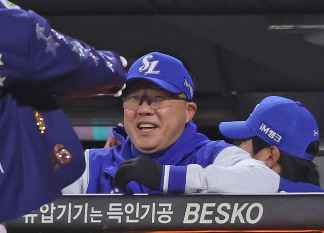 9回、崔炯宇（チェ·ヒョンウ）のスリーランホームランに満面の笑みを浮かべている朴ジンマン監督。 /写真=三星ライオンズ