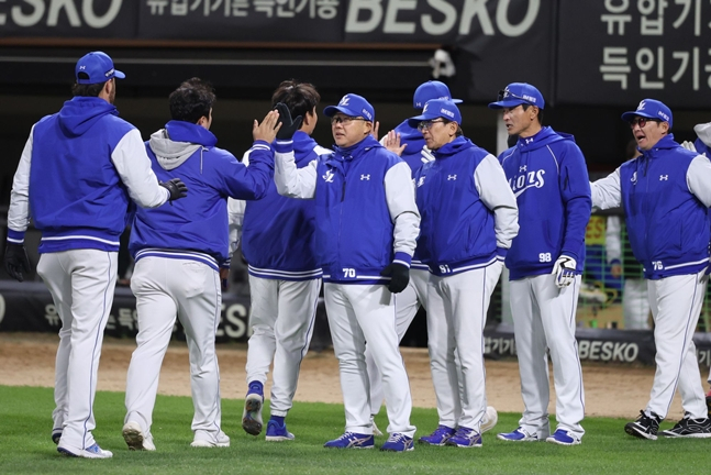 7日の試合を終えた後、ハイタッチをしている朴ジンマン監督。 /写真=三星ライオンズ