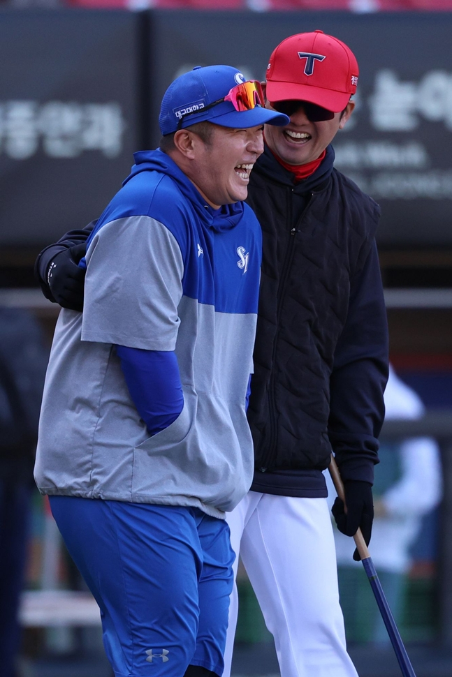 Чхве Хён У (слева) встретился с главным тренером KIA Сон Сын Раком перед игрой. /Фото = Samsung Lions