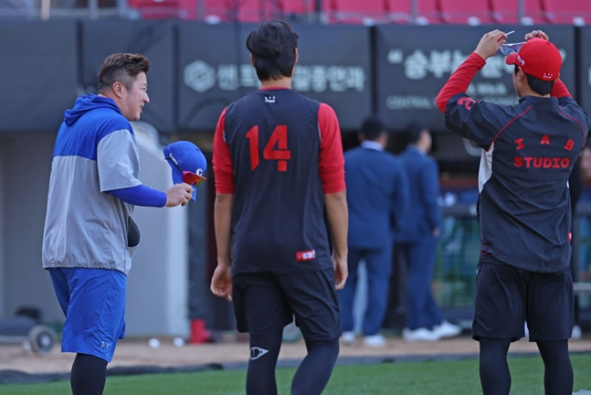 Чхве Хён У (слева) приветствует команду KIA. /Фото = Samsung Lions