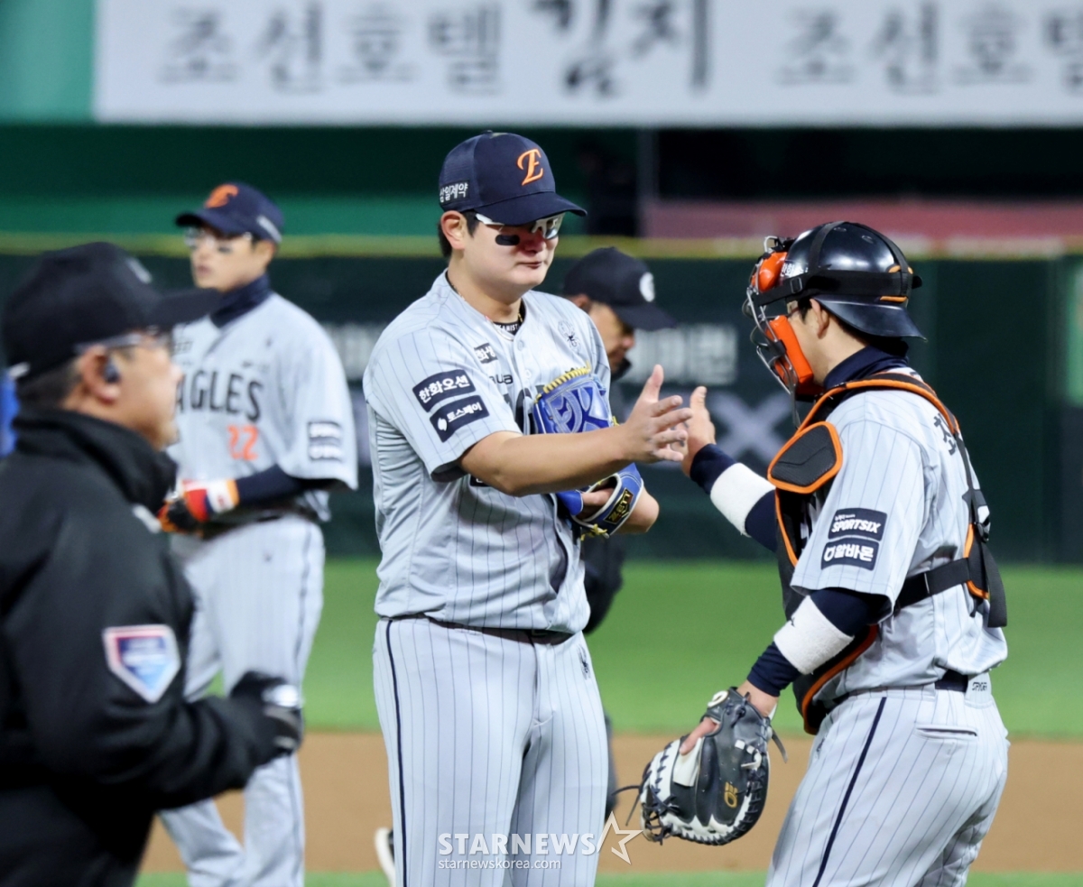 Заключительный игрок Hanwha Eagles Ким Со Хён (слева) решил одержать победу в конце девятого иннинга против SSG Landers в лиге SOL KBO 2026 в Инчхоне 7-го числа./Фото = Старший репортер Кан Ён Чжо