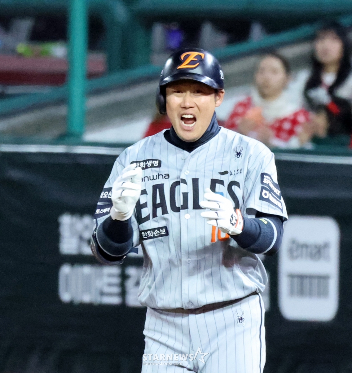 Председатель Hanwha Eagles кричит, ударяя своевременный удар с двумя RBI в начале третьего иннинга в матче с SSG Landers в лиге SOL KBO 2026, который состоялся на поле SSG Landers в Инчхоне 7-го числа. /Фото = Старший репортер Кан Ён Чжо