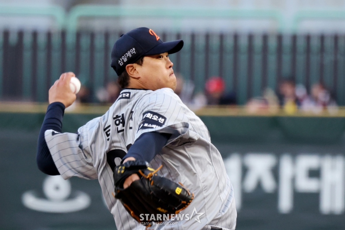 Hanwha Eagles' Ryu Hyun-jin is pitching hard in an away game against the 2026 Shinhan SOL KBO League SSG Landers at SSG Landers Field in Incheon on the 7th. /Photo = Senior Reporter Kang Young-jo