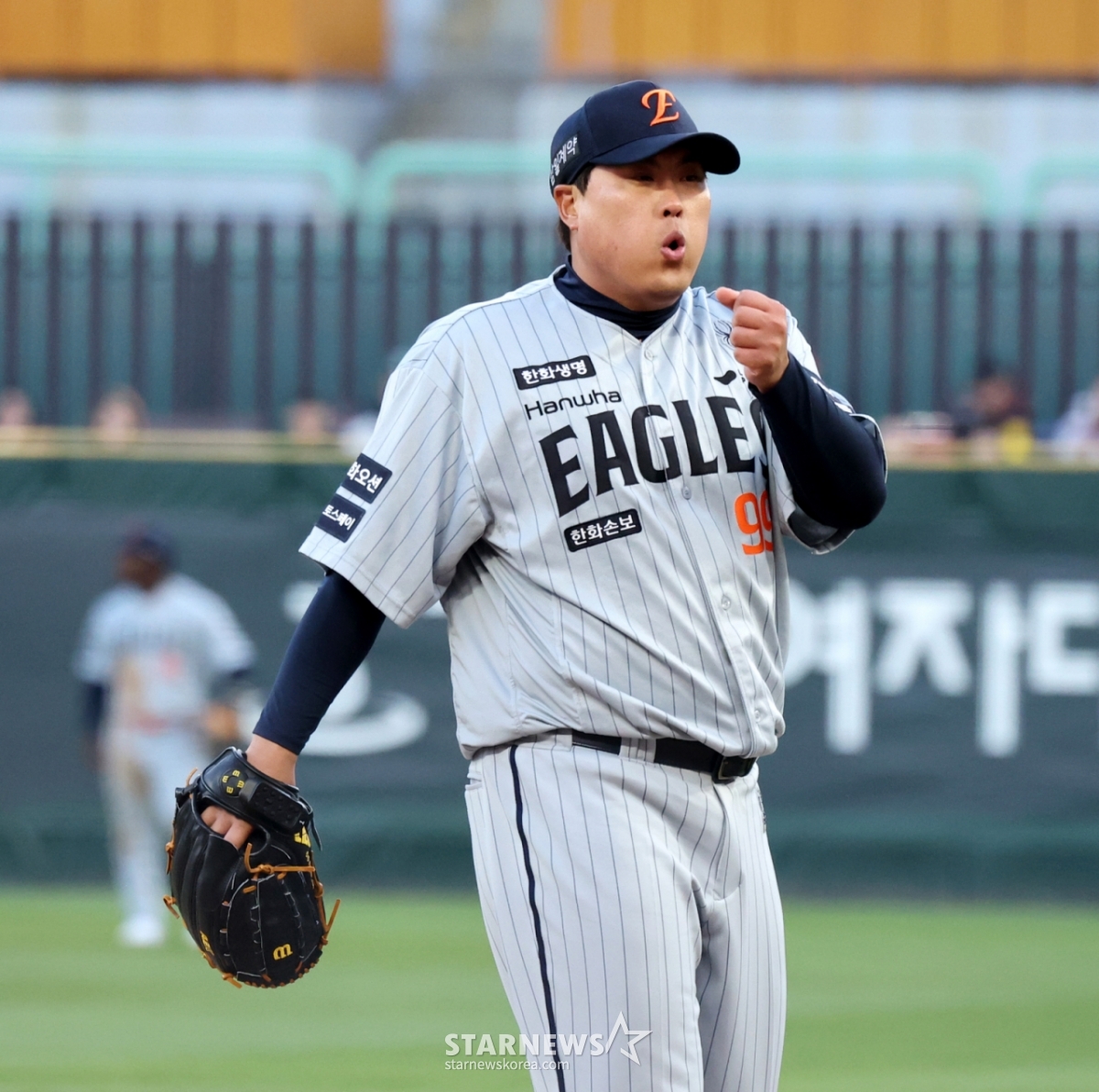 Hanwha Eagles' Ryu Hyun-jin starts the 2026 Shinhan SOL KBO League SSG Landers at SSG Landers Field in Incheon on the 7th and breathes breath into the chilly weather. /Photo = Senior Reporter Kang Young-jo