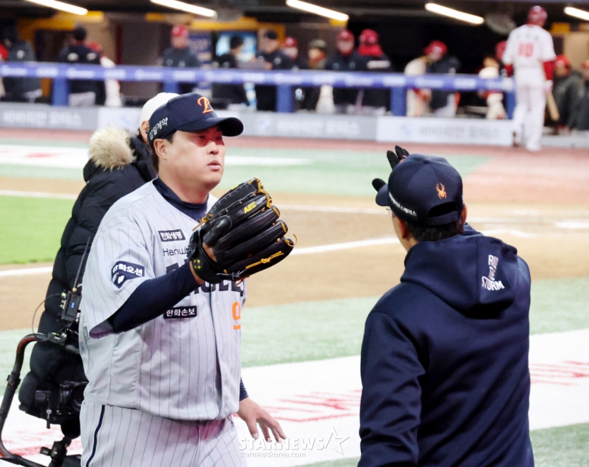 Hanwha Eagles' Ryu Hyun-jin (left) starts the 2026 Shinhan SOL KBO League SSG Landers at SSG Landers Field in Incheon on the 7th and finishes the fifth inning without losing a point and is heading to the dugout with a welcome from the coaching staff. /Photo = Senior Reporter Kang Young-jo