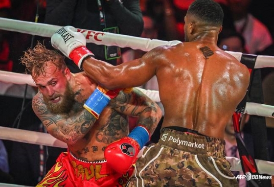 Jake Paul (left) avoids Anthony Joshua's left-handed hook during the third and eighth round match of professional boxing heavyweight at the Kaseya Center in Miami. /AFPBBNews=News1