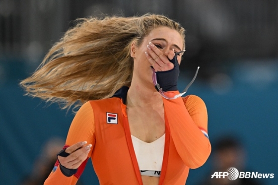 Dutch speed skating gold medalist Utah Leirdam is celebrating with her zipper down and her sports bra exposed after harvesting the gold medal in the women's 1,000m on the 10th. /AFPBBNews=News1