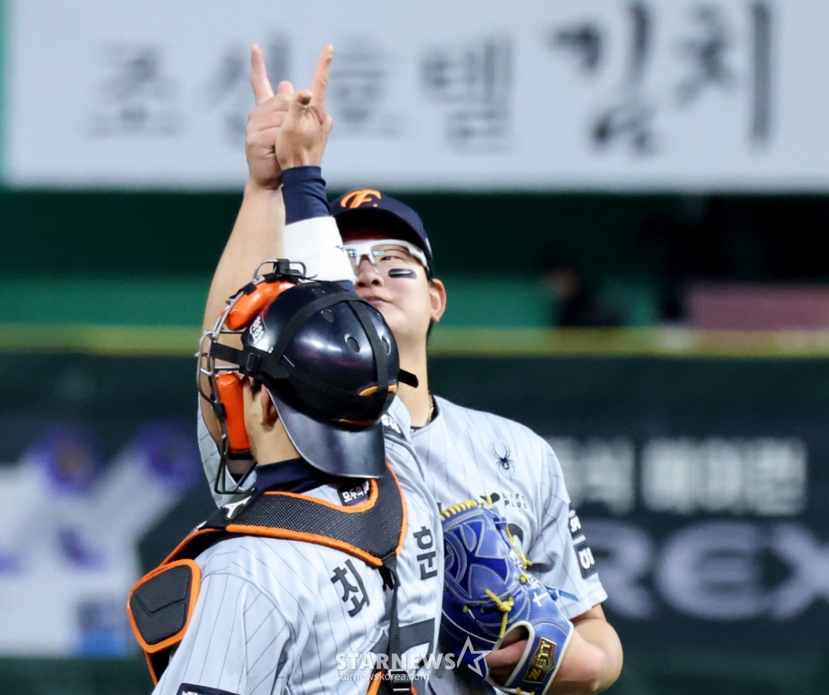 [포토]'최재훈과 승리자축' 김서현