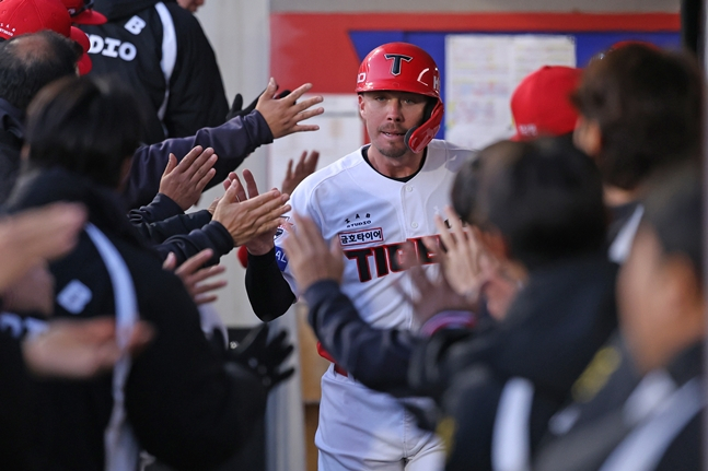 Hình ảnh Dale vào dugout ngày hôm nay. /Ảnh = Kia Tigers