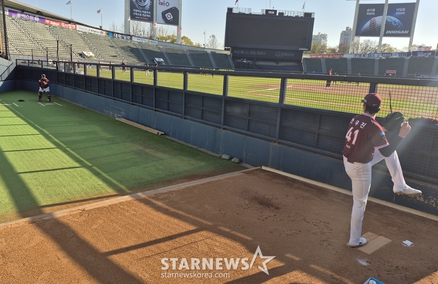 Kiwoom Ahn Woo-jin (right) is pitching a bullpen at Jamsil Stadium on the 7th. /Photo = Reporter Shin Hwa-seop