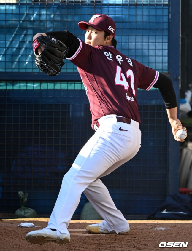 Ahn Woo-jin is pitching a bullpen on the 7th. /Photo =OSEN