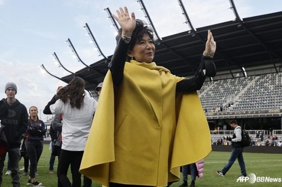 图为，米歇尔·姜在华盛顿精神球场向球迷们挥手致意。 =法新社BBNews=新闻1。